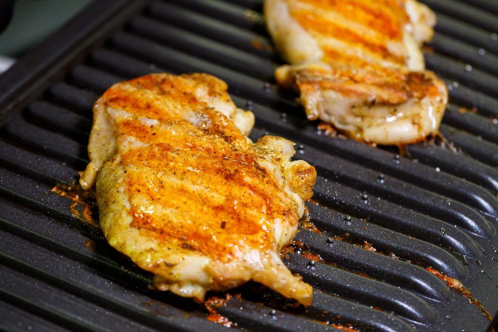Poulet grillé sur barbecue électrique