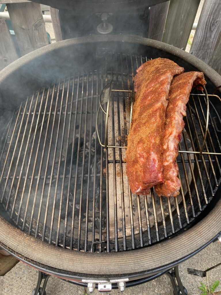 Côtes levées de porc fumée sur Kamado