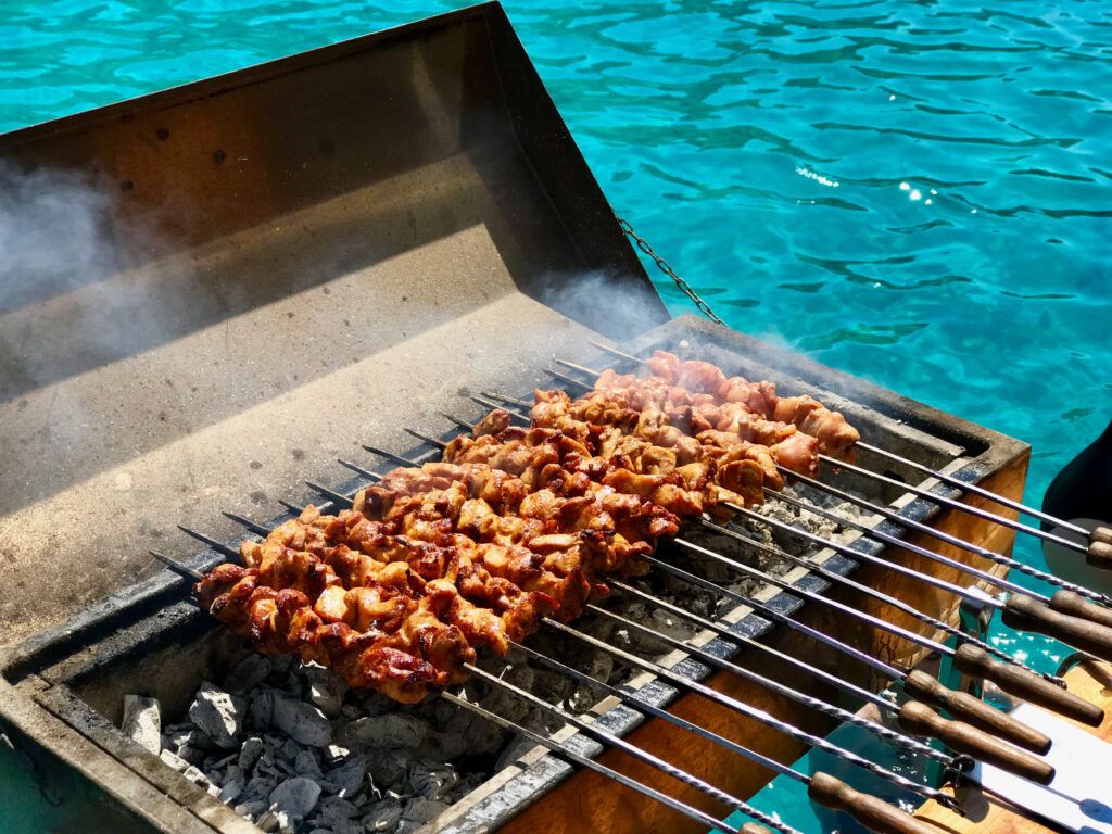 Shish kebab sur bateau