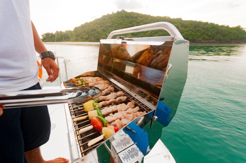 Cuisson dans un barbecue au gaz sur un bateau