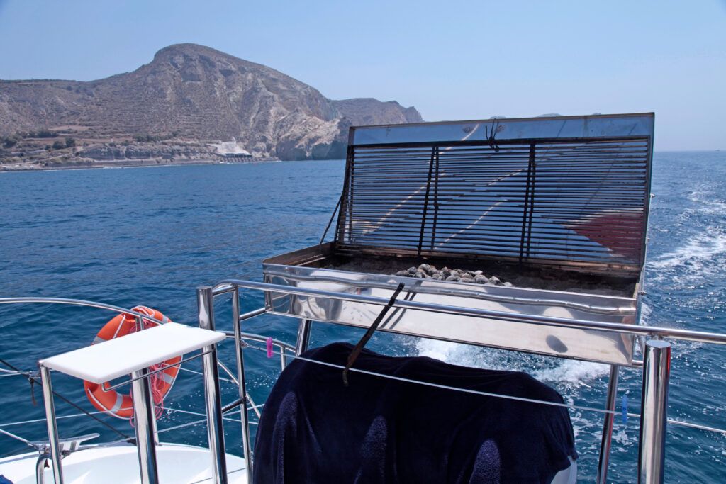 barbecue de bateau de grande taille