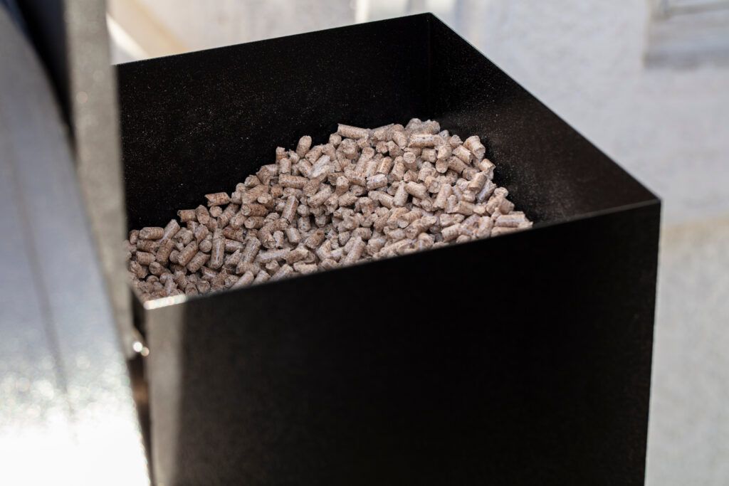 granules de bois dans une boîte de fumoir