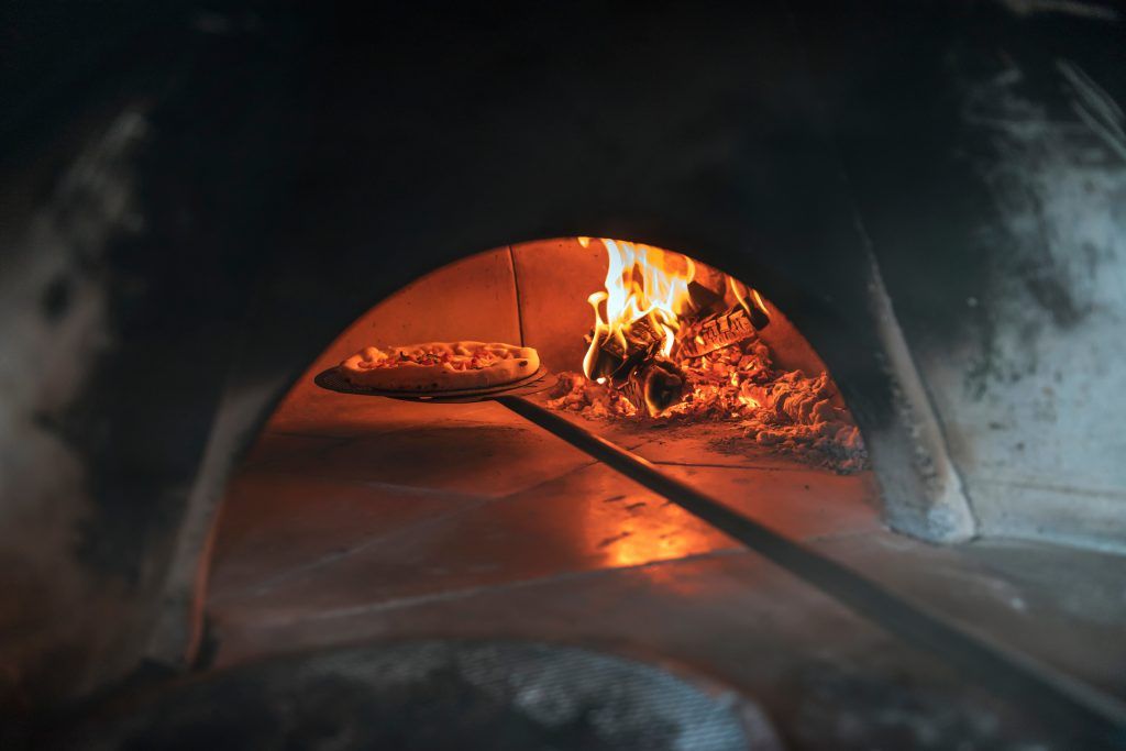 Pizza dans un four à bois