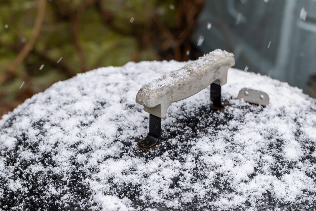 kettle barbecue sous la neige
