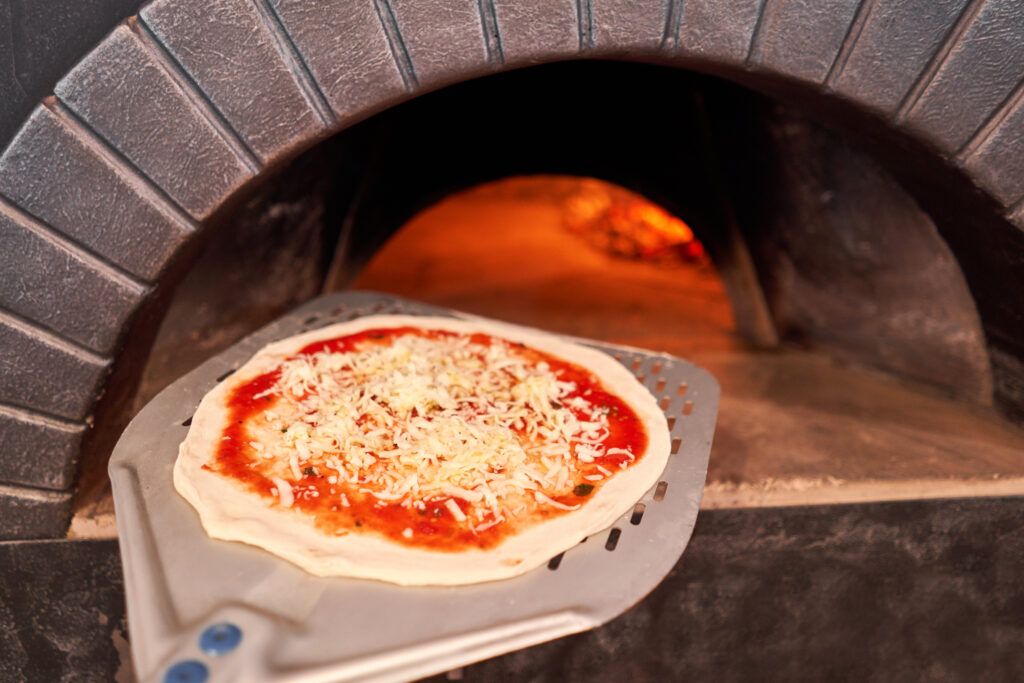 Pelle à pizza perforée