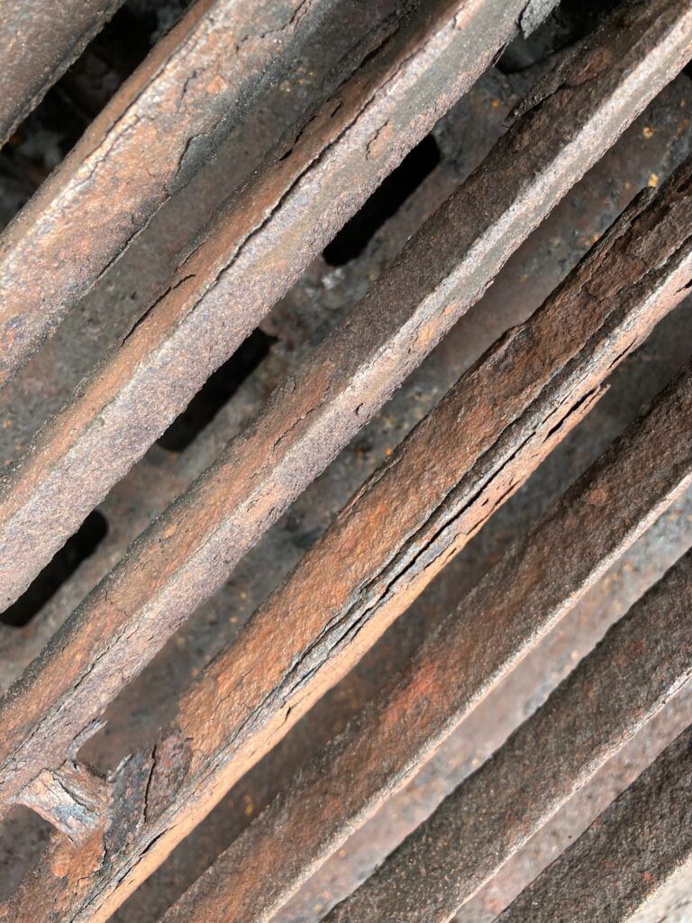 Grille de fonte rouillée