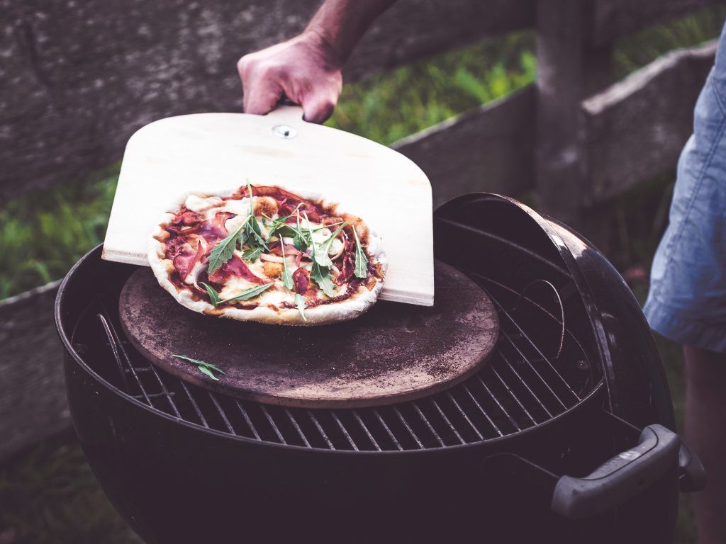 Pierre à pizza sur barbecue