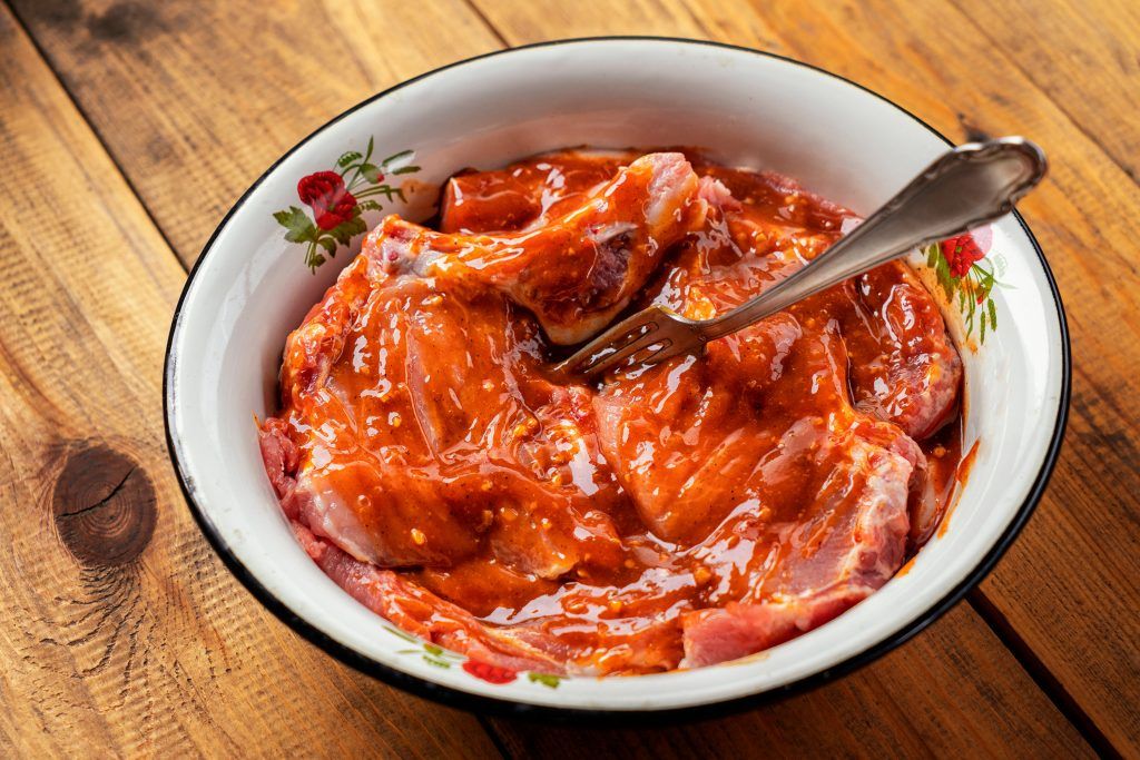 côtelettes de porc marinées piquées
