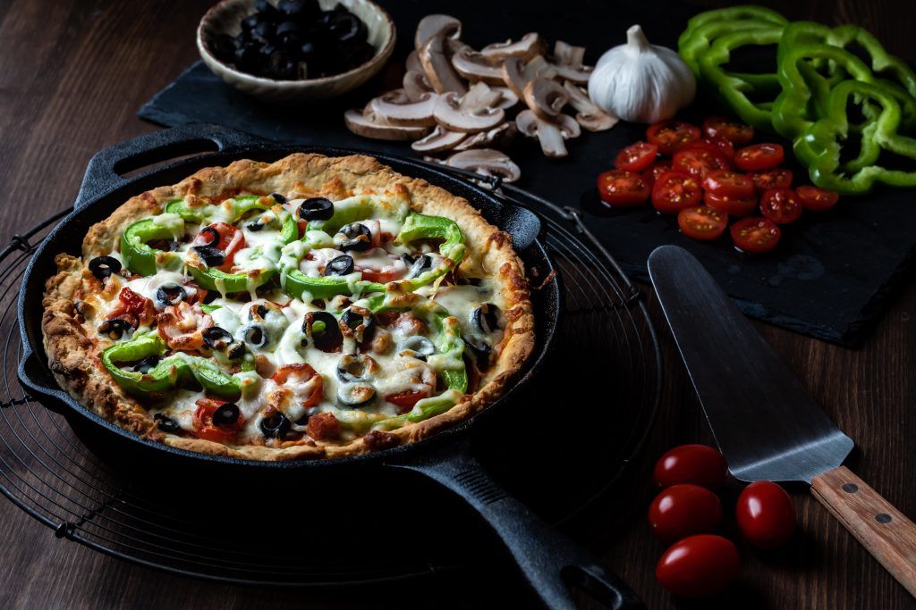 Pizza cuite dans une poêle en fonte