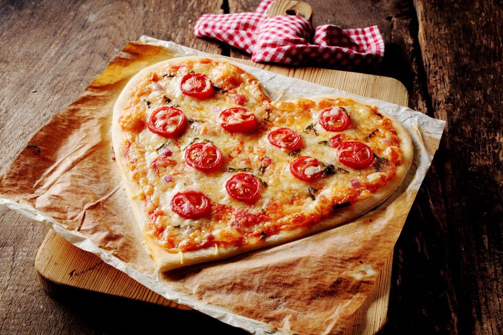 Pizza sur papier parchemin