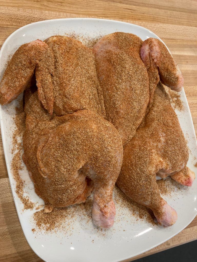 Un poulet avec épices sèches