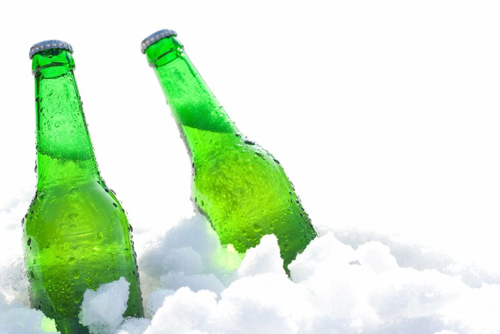 bouteille de bière dans la neige