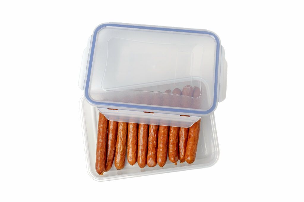 Saucisse dans plat hermétique