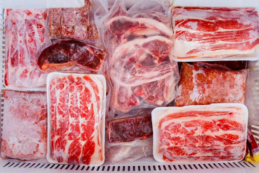 Congélateur avec viande surgelée