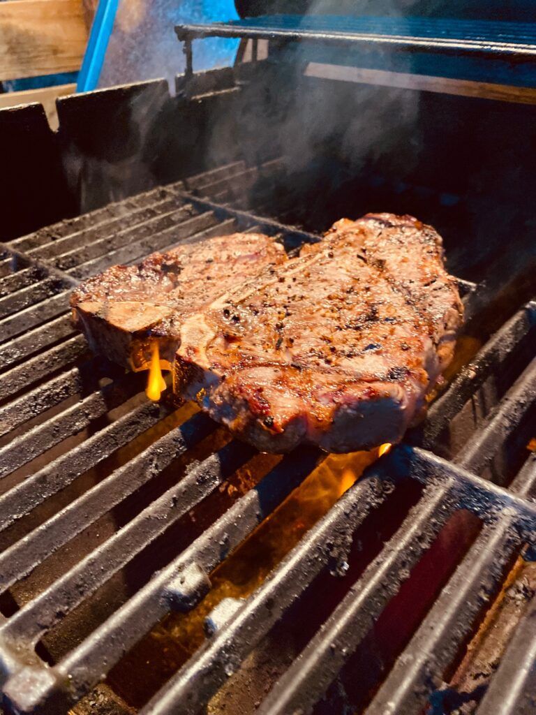 Steak sur barbecue