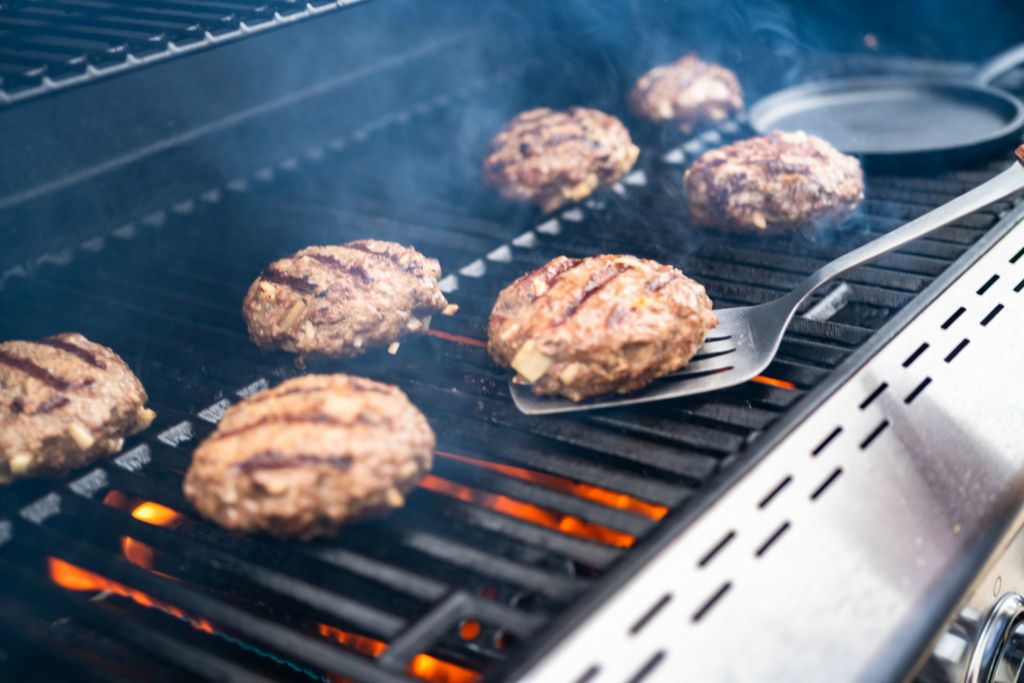 Hamburger sur barbecue bien chaud