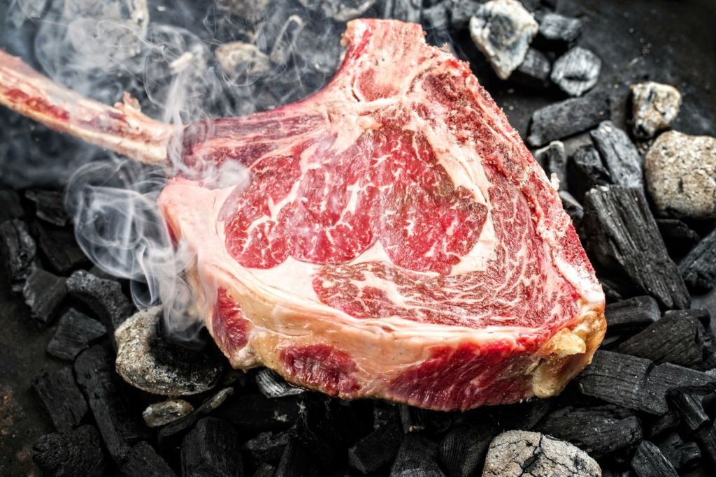 Tomahawk de kobe sur la braise