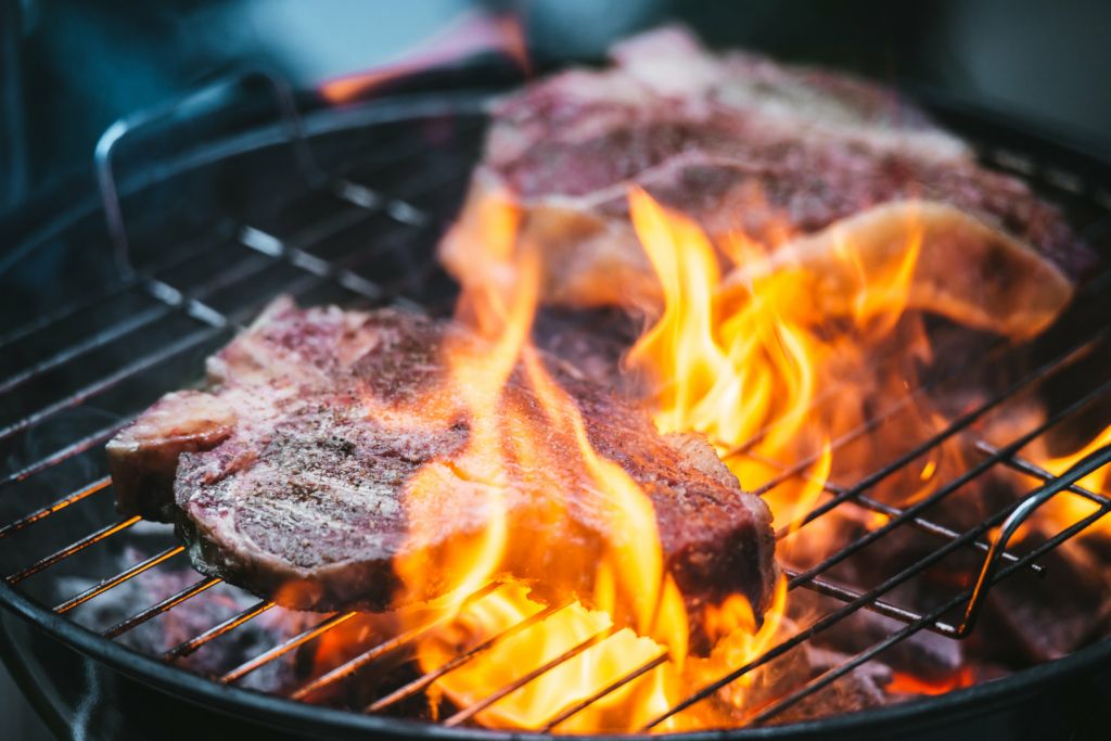 T-bone sur flammes ardentes
