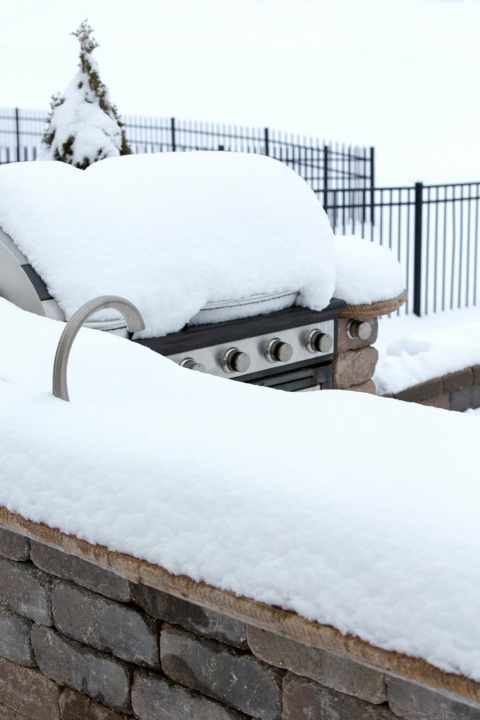 Barbecue encastré sous la neige