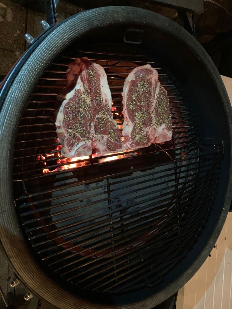 T-bone saisi sur charbon de bois