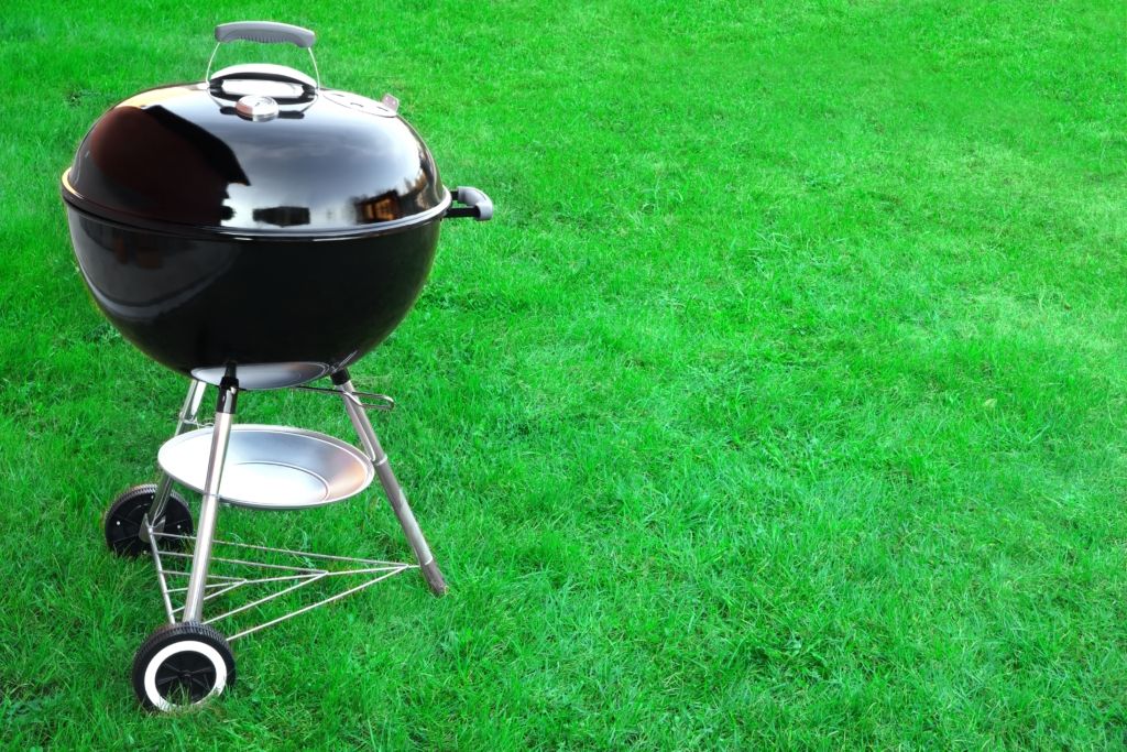 barbecue de type kettle dans le gazon